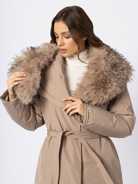 Beżowy płaszcz z dużym odpinanym kołnierzem z imitacji futra