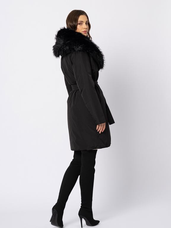 Czarny płaszcz z dużym odpinanym kołnierzem z eco futra