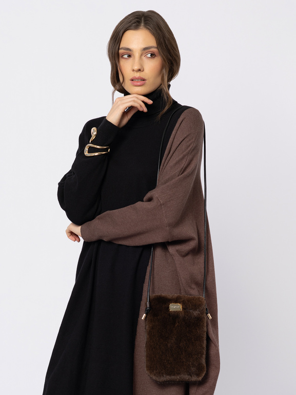 Mała brązowa torebka z eco futra na rzemyku