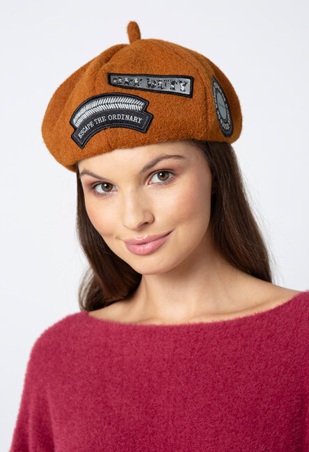 Czapka beret w rudym kolorze z naszywkami
