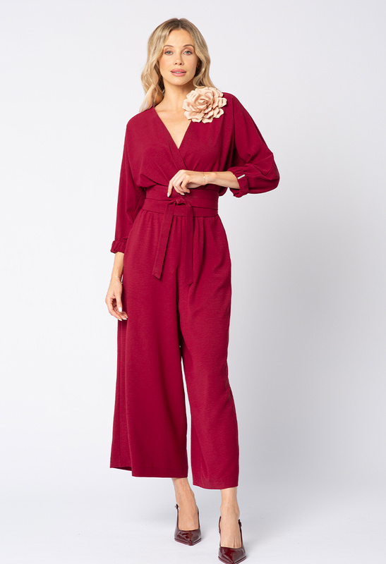 Bordowy kombinezon z szeroką nogawką i wiązaniem Emmy
