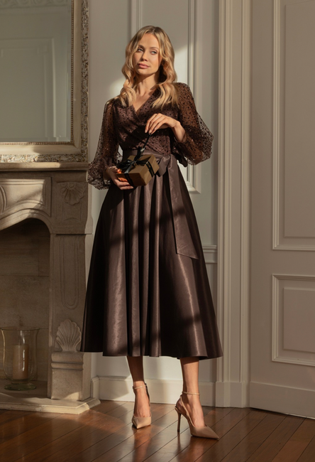 Brązowa sukienka z cekinową górą i dołem z tafty Colette