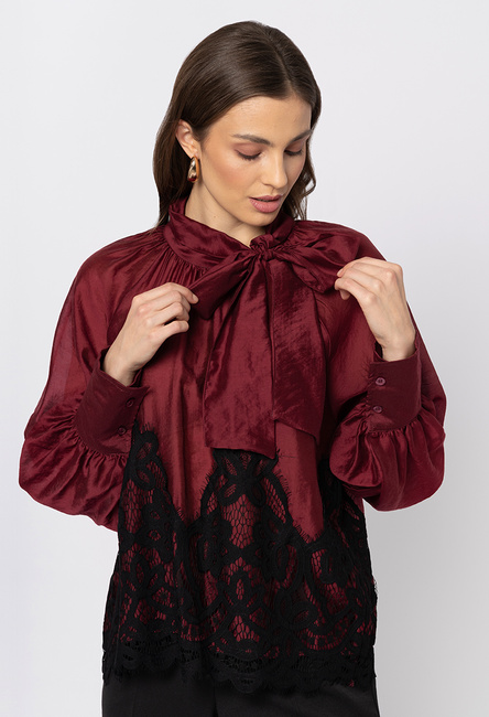 Bordowa bluzka z lyocellu z wiązaniem pod szyją zakończona koronką