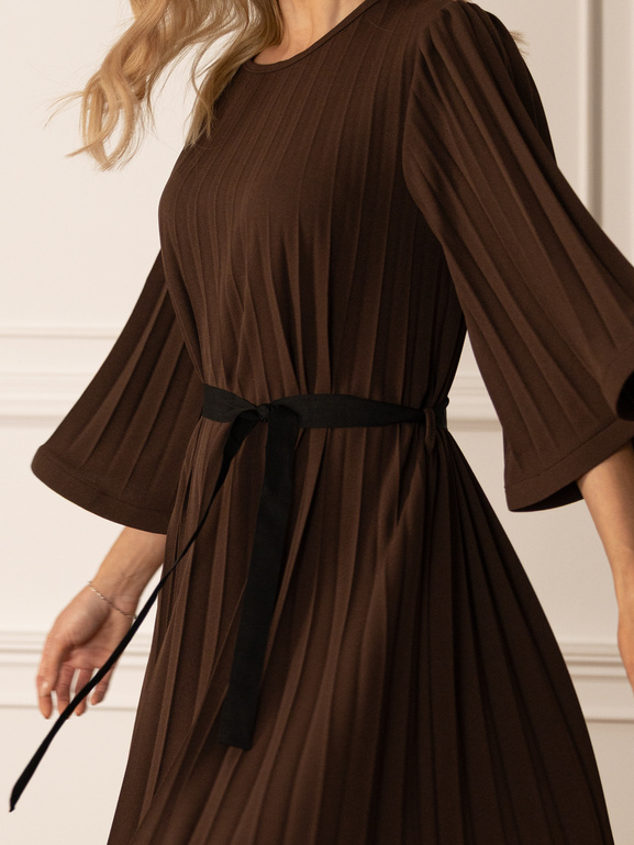 Brązowa plisowana sukienka z wiązeniem