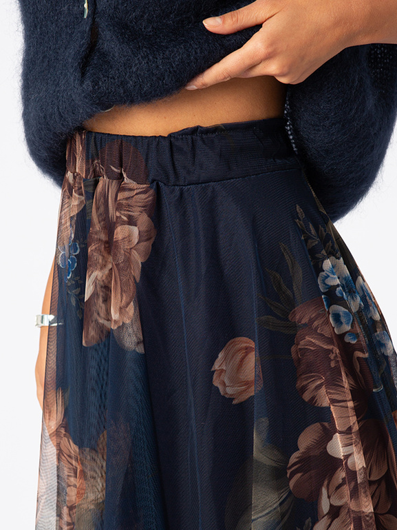 Granatowa tiulowa spócnica w beżowe kwiaty