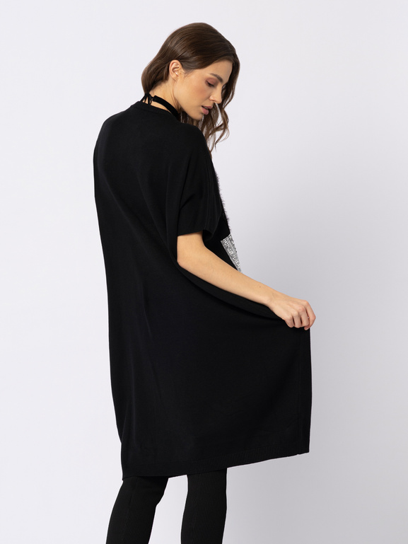 Czarna dzianinowa sukienka z ozdobnymi aplikacjami