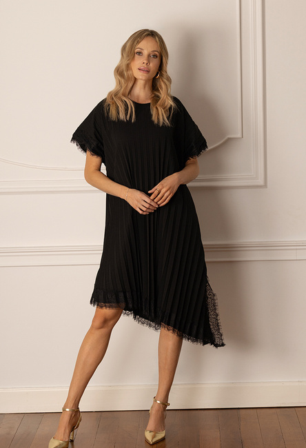Czarna plisowana sukienka z koronkowym wykończeniem bez rękawów