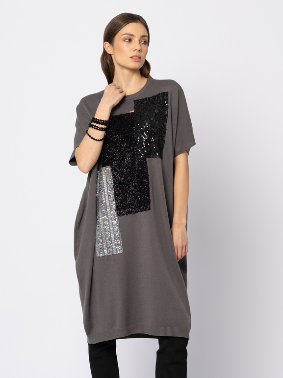 Szara dzianinowa sukienka z ozdobnymi aplikacjami