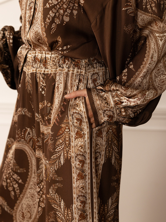 Brązowe spodnie z wiskozy w beżowy wzór