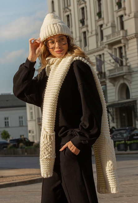 Szal w komplecie z czapką w kolorze ecru
