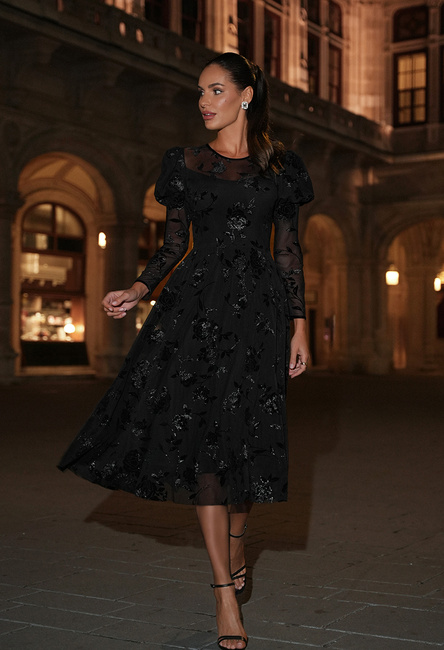 Czarna sukienka z siatki z bufkami w srebrne róże Claire