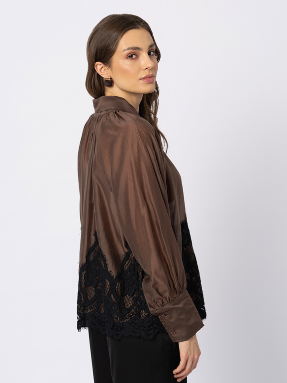 Brązowa bluzka z lyocellu z wiązaniem pod szyją zakończona koronką
