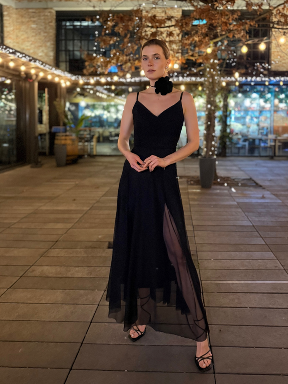 Czarna maxi sukienka na ramiączka Elle