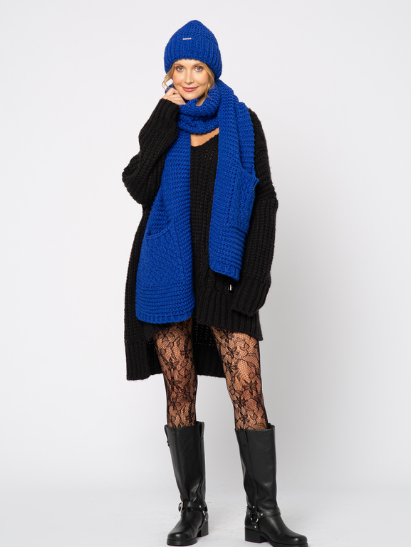 Kobaltowy szal w komplecie z czapką