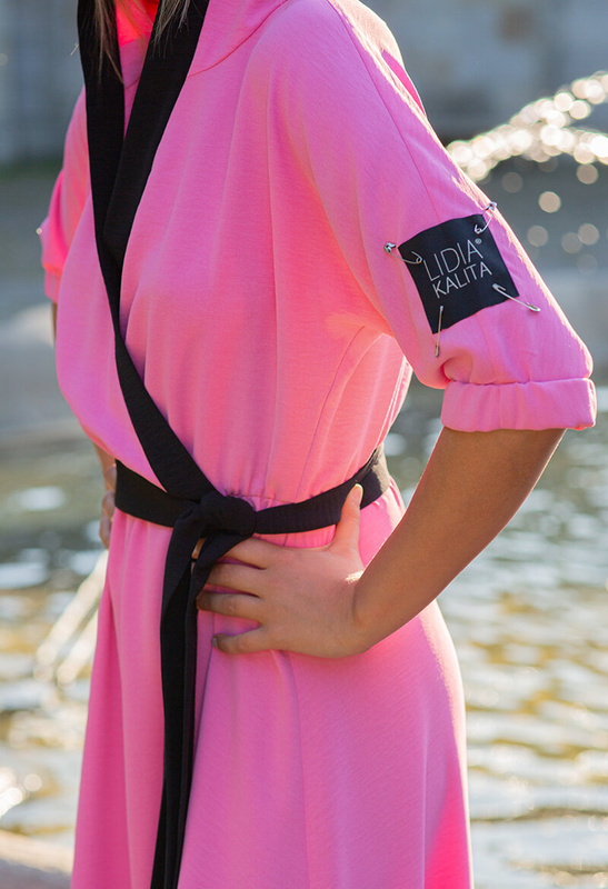 Długa różowa sukienka z kapturem i kontrastowym paskiem Madrid