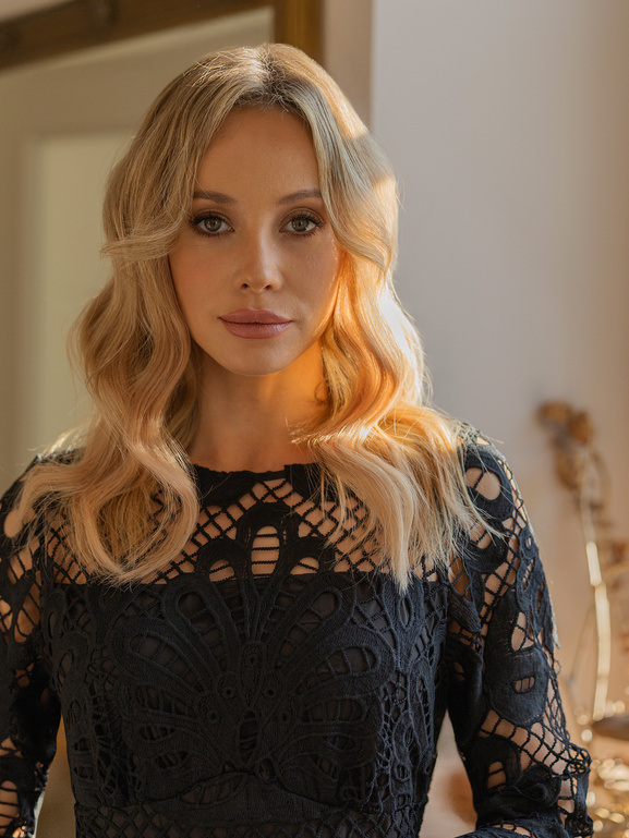 Czarna taliowana sukienka z koronki