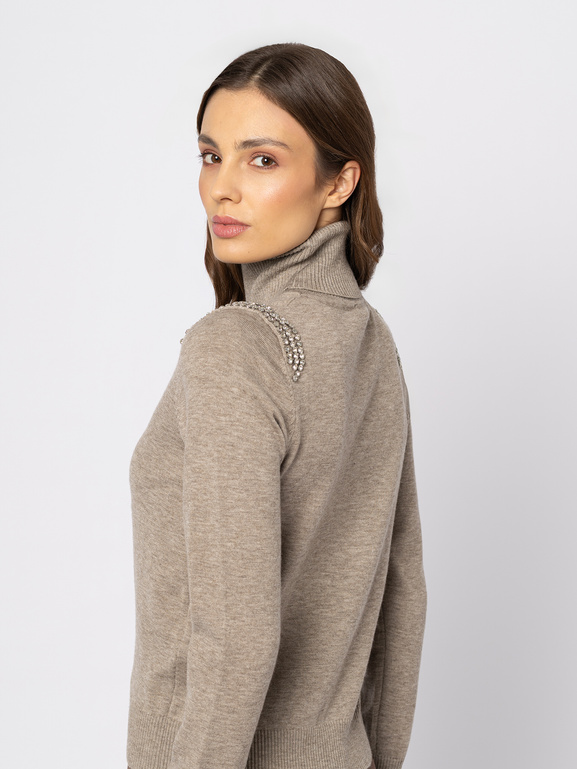 Sweter z golfem w kolorze fango z kamieniami na ramionach