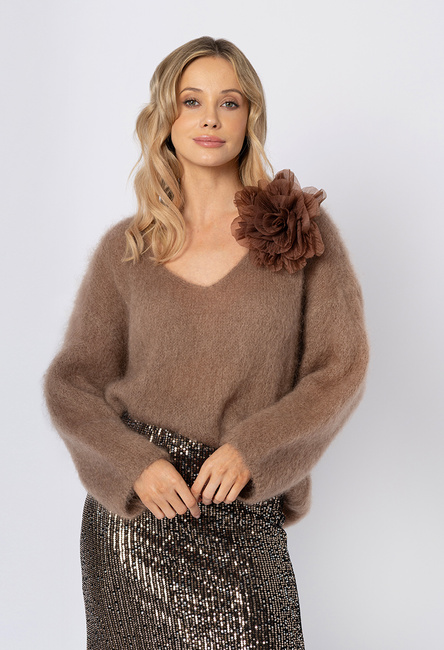 Camelowy moherowy sweter w serek