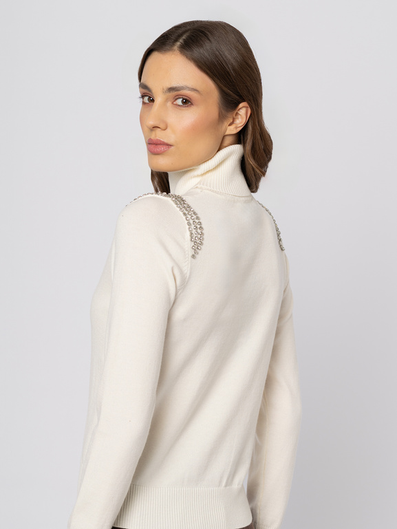 Ecru sweter z golfem i kamieniami na ramionach