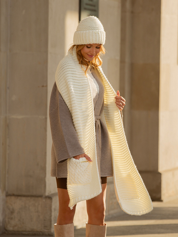 Szal w komplecie z czapką w kolorze ecru