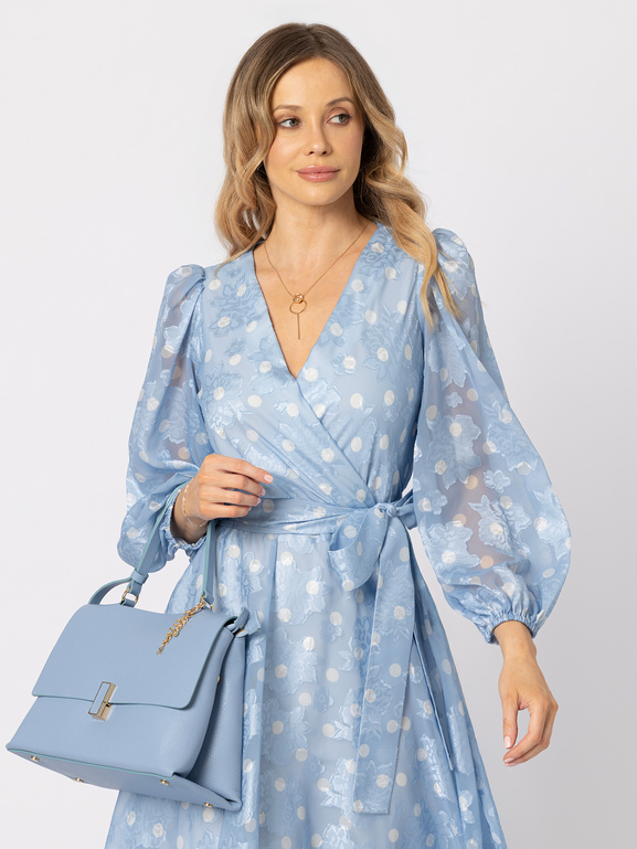 Błękitna sukienka w grochy z wiązaniem