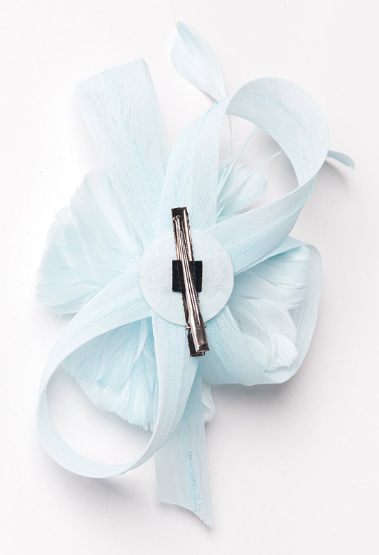 Błękitny fascynator z perełkami