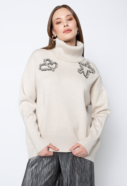 Wiskozowy beżowy sweter z golfem i aplikacjami
