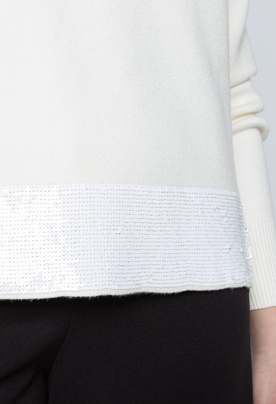 Wiskozowy sweter ecru z cekinowym pasem