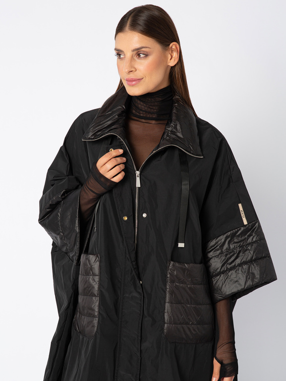 Czarny szeroki płaszcz z pikowaniami