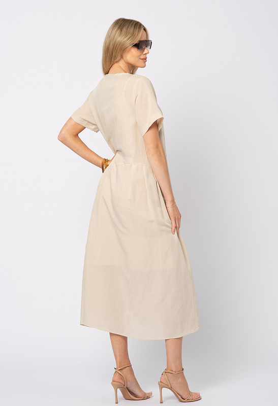 Beżowa sukienka wiskoza z lnem z ozdobnymi broszkami z rafii