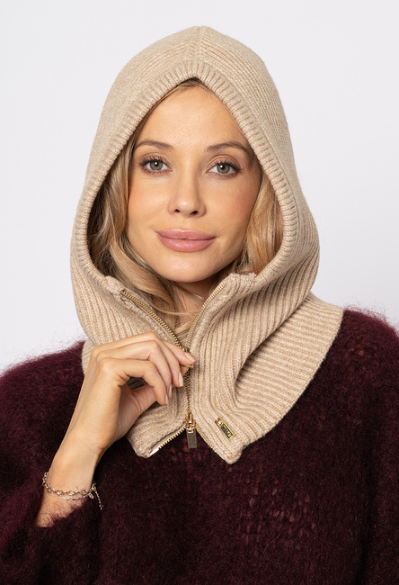Beżowa czapka typu balaklawa