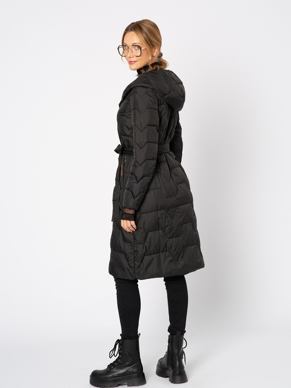 Czarny wiązany pikowany płaszcz