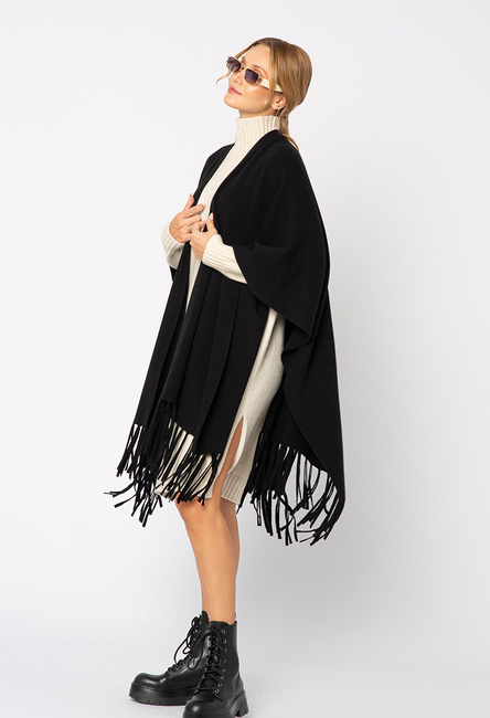 Czarny sweter ponczo z frędzlami