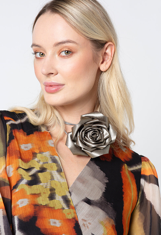 Szaro beżowy choker z kwiatem