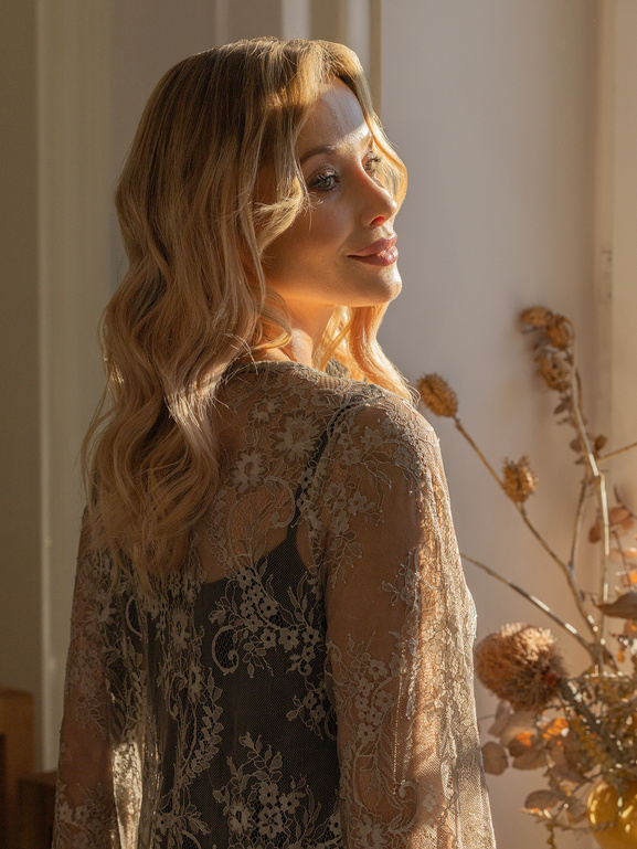 Beżowa długa koronkowa sukienka z halką