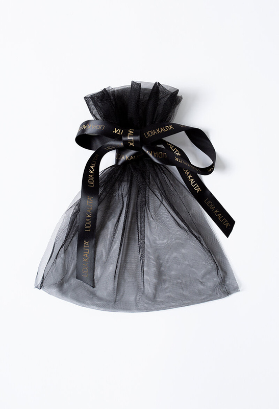 Szaro beżowy choker z kwiatem