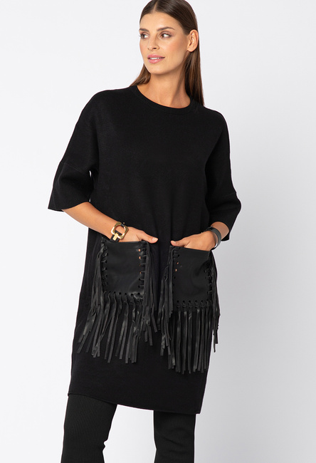 Czarna sukienka z kieszenią z frędzlami