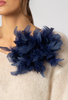 Granatowa broszka z piórek