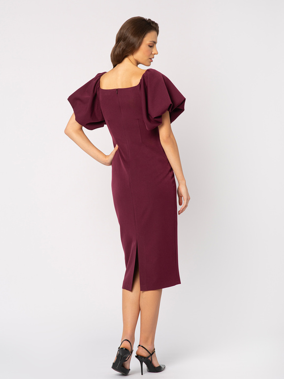 Sukienka z bufkami w kolorze czerwonego wina