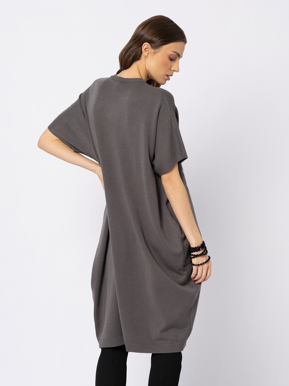 Szara dzianinowa sukienka z ozdobnymi aplikacjami