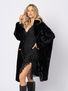 Czarny płaszcz z imitacji futra