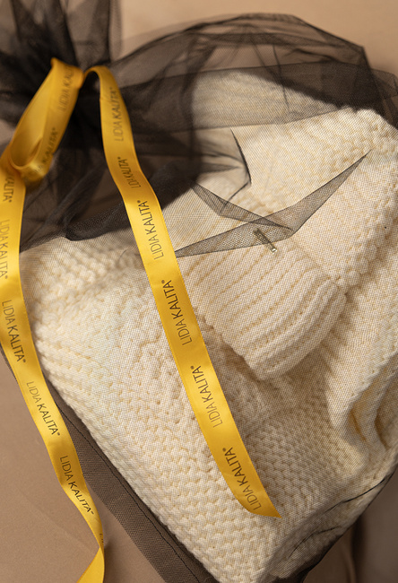 Szal w komplecie z czapką w kolorze ecru