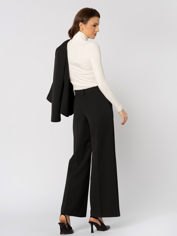 Czarne spodnie w kant z szerszą nogawką Paola