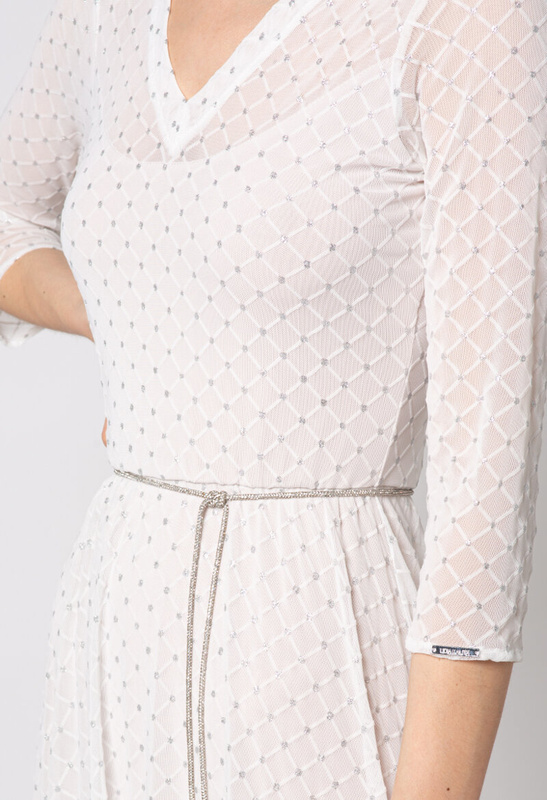 Sukienka z białej siatki z błyskiem i biżuteryjnym paskiem Judith