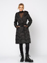 Czarny wiązany pikowany płaszcz