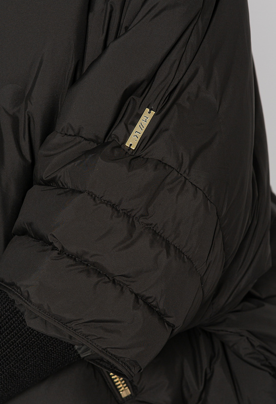 Czarna puchowa kurtka z kapturem i rękawem ze ściągacza