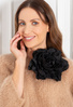 Czarna kreszowana broszka kwiat Pinto