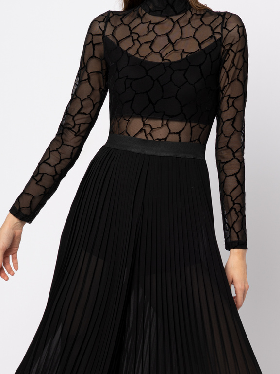 Czarny kombinezon z plisowanym dołem i siatkową górą w geometryczny wzór z golfem Marthe