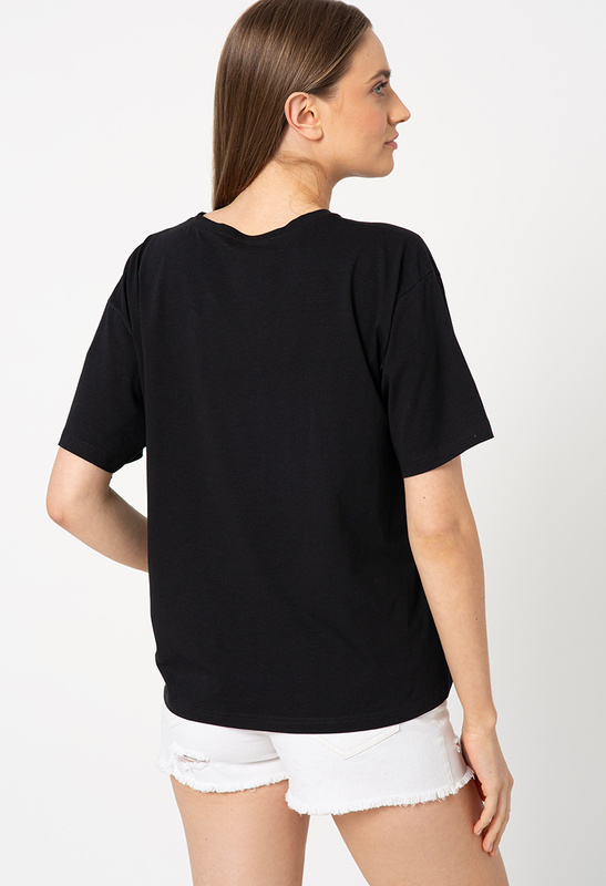 Czarny t-shirt z autorską aplikacją z tiulem