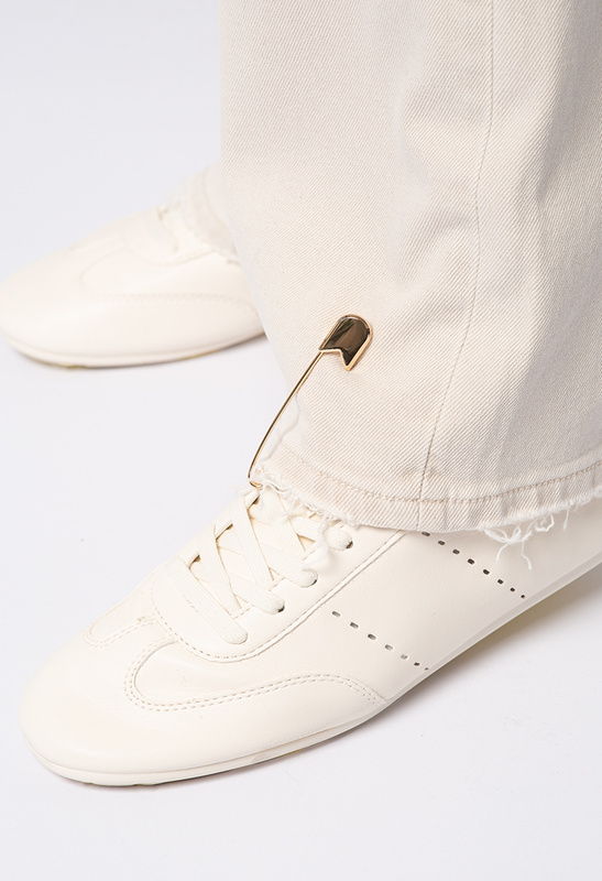 Jeansowe beżowe spodnie z ozdobnymi agrafkami